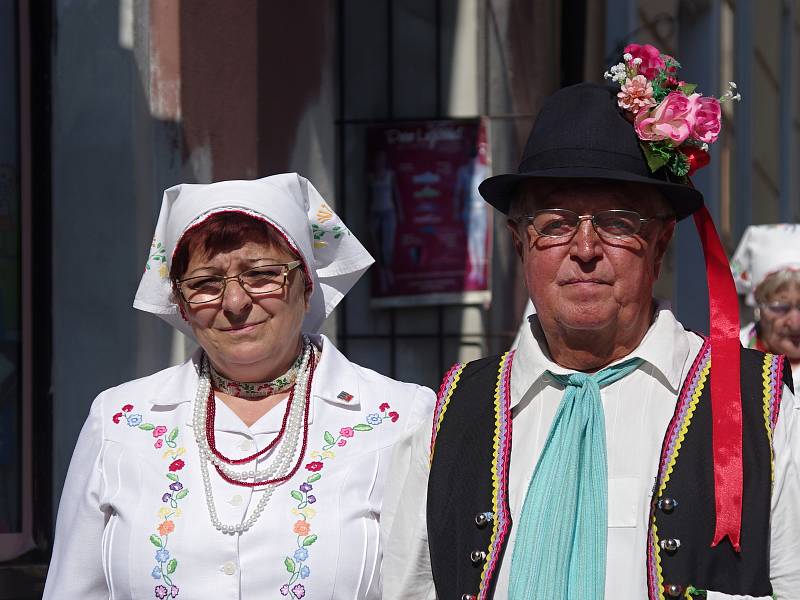 Návštěvníky v ulicích Mikulova bavila v sobotu dopoledne vystoupení folkorních souborů. Připravil je festival Sousedé.