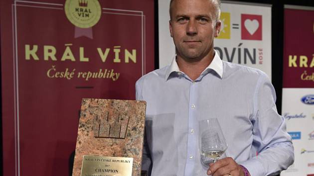Sklepmistr vinařství ZD Němčičky Pavel Buriánek s cenou ze soutěže Král vín.