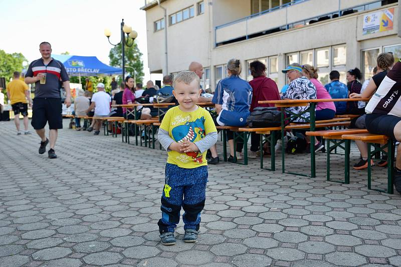 Příjemné sobotní počasí vytáhlo mnoho výletníků na letošní otevírání Lichtenštejnských stezek na Břeclavsku.