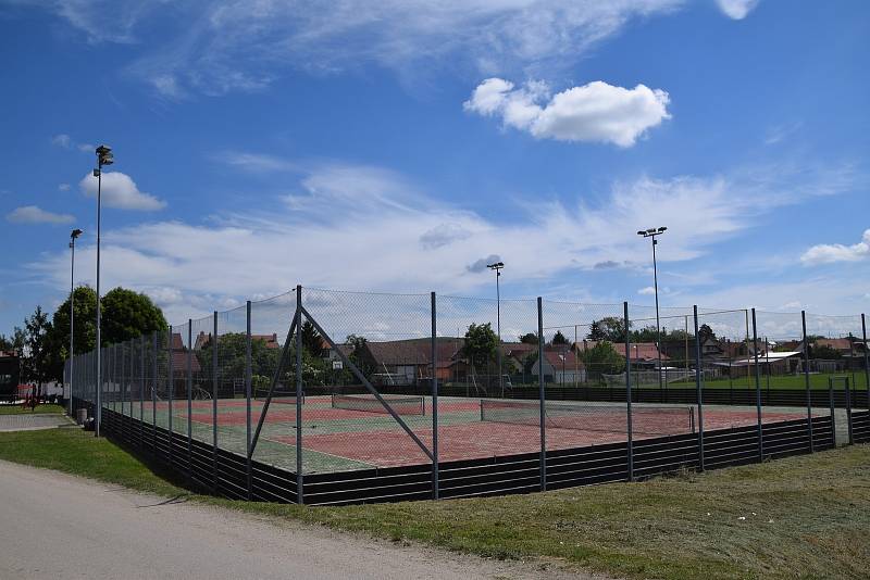 Sportovní areál v Novosedlech na Břeclavsku, jehož součástí je i fotbalové hřiště.