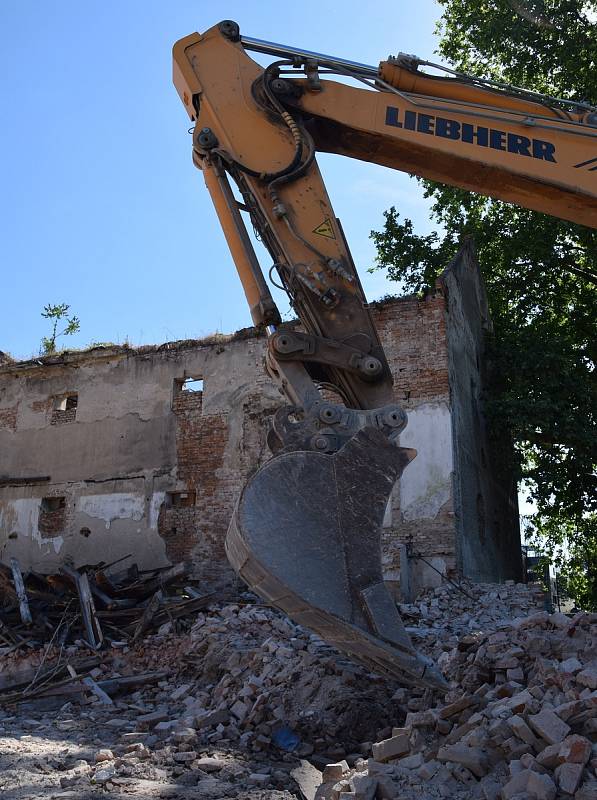 Stavební dělníci pokračují s demolicí budov zchátralého Vranova mlýna v Břeclavi.