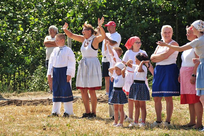 Historické žně v Drnholci na Břeclavsku pořádají místní nadšenci a sdružení Bacchus. Připomínají si tak práci předků.