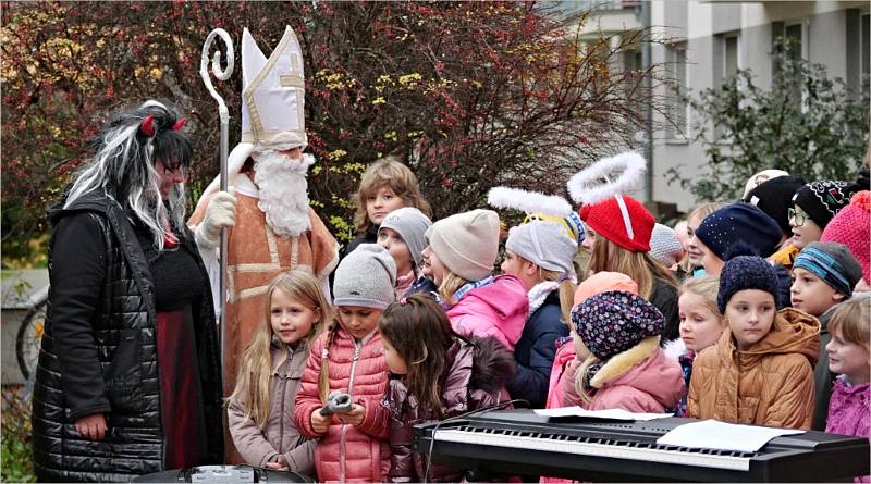 V pondělní odpoledne zazpívaly obyvatelům břeclavského Domu seniorů děti z prvního stupně Základní školy Kupkova.