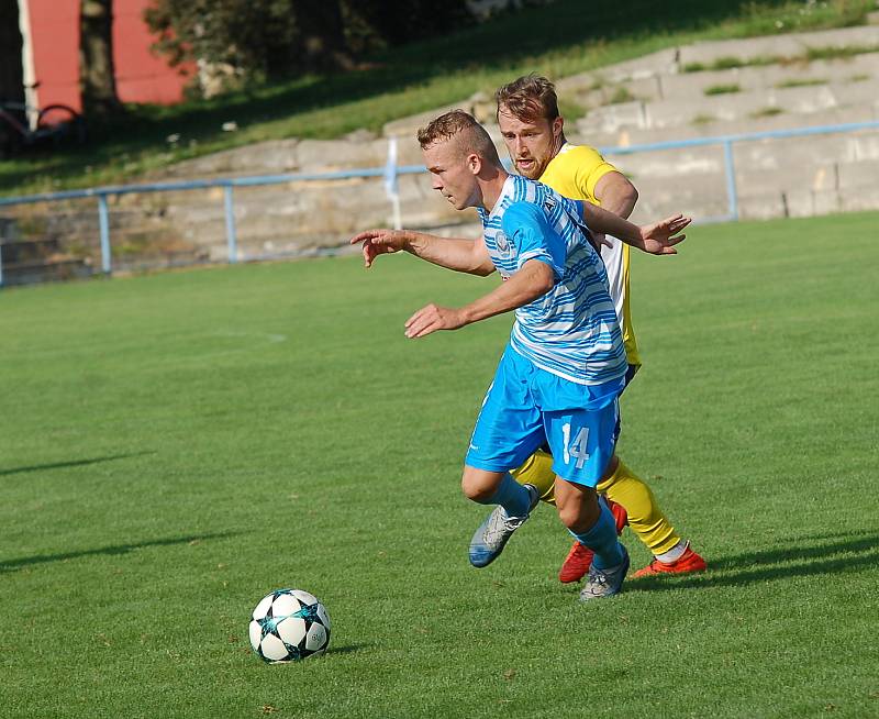 Břeclavští fotbalisté (žluté dresy) obdrželi branku v závěru utkání a remizovali s Humpolcem 1:1.