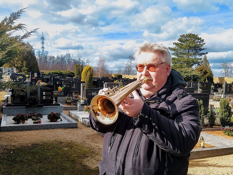 Lidoví muzikanti hrají omezeně na pohřbech i za covidu. Pavel Svoboda z Hustopečí to bere jako důstojné rozloučení se zemřelými.