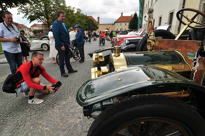 Jihem Moravy projel Pálavský Oldtimer. Předválečným veteránům mávali lidé především v Lednicko valtickém areálu.