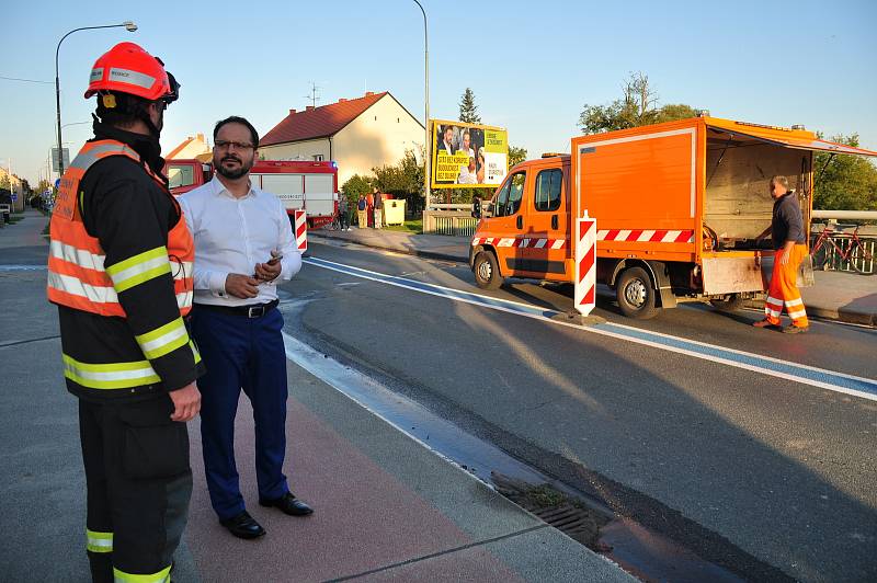 Havárie vodovodního potrubí poškodila zhruba před rokem a půl most přes řeku Jihlavu v Brněnské ulici v Pohořelicích. Foto z doby po havárii.