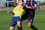 Břeclavští fotbalisté (ve žlutém) spláchli na vlastním trávníku Rosice 3:0.