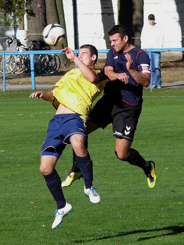 Břeclavští fotbalisté (ve žlutém) spláchli na vlastním trávníku Rosice 3:0.