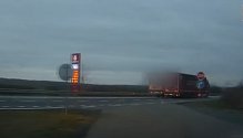 Riskantně si v pátek odpoledne na Mikulovsku počínal řidič nákladního automobilu. Při předjíždění pomalejších řidičů totiž strávil desítky sekund v protisměru.