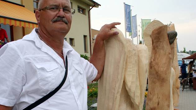 Břeclavský dřevosochař Josef Fröhlich na Lázeňském dřevosochání v Lednici.