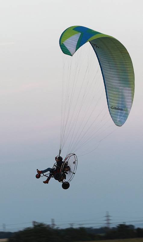 Nebe nad Břeclaví patří od soboty paraglidistům. Na tamním letišti se koná mistrovství Evropy v motorovém paraglidingu.