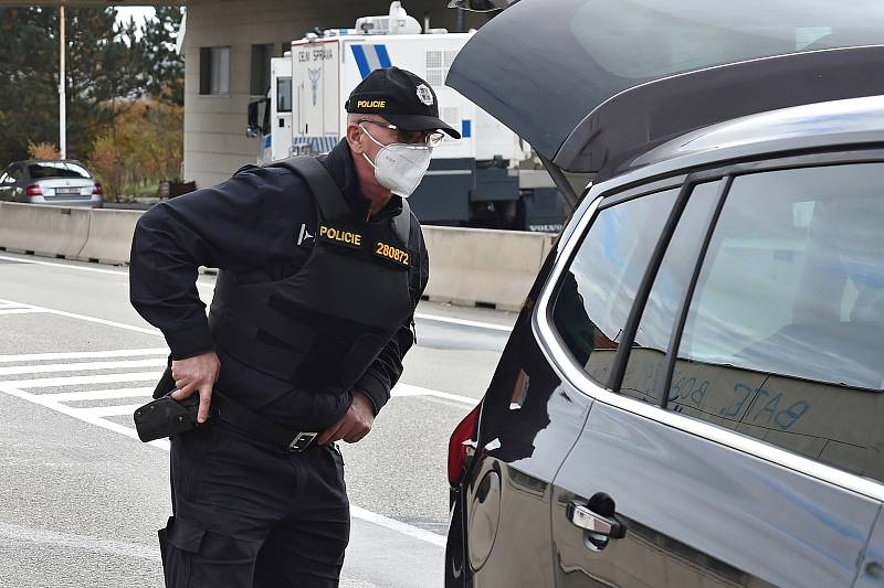 Policisté kontrolují vozidla na hranicích v Mikulově po teroristickém útoku ve Vídni