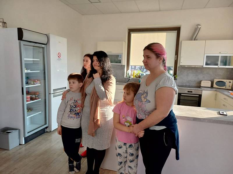 Studenti gymnázia v Hustopečích zorganizovali sbírku, podpořili rodinu z Ukrajiny.