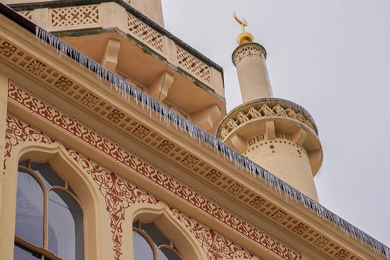 Minaret u Lednice na Břeclavsku v zimním hávu. Fasáda v přízemní části svítí novotou, 9.2.2021