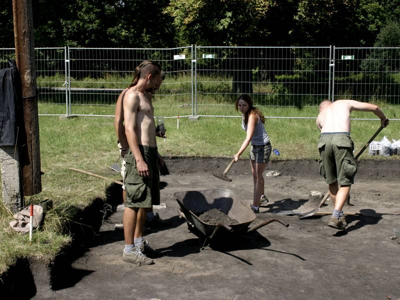 Archeologové stojí na Pohansku před velkým objevem. Jen pár desítek metrů od základny, kde dříve stála malá stodola, odkryli zděnou stavbu. Vše zatím nasvědčuje tomu, že se jedná o kostelík zřejmě z velkomoravské do­by.