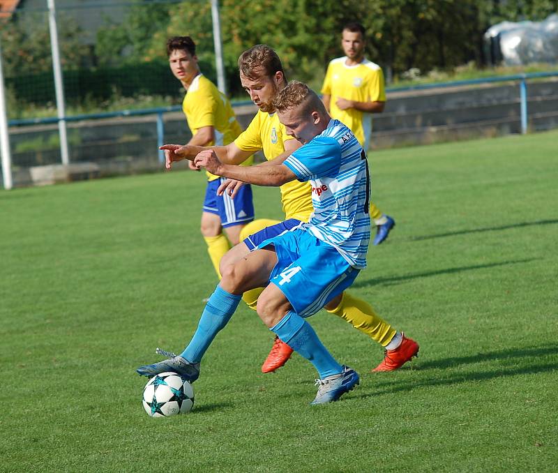 Břeclavští fotbalisté (žluté dresy) obdrželi branku v závěru utkání a remizovali s Humpolcem 1:1.