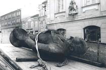 1990. V lednu roku 1990 došlo ke svrhnutí sochy bývalého socialistického prezidenta Klementa Gottwalda. Socha se původně nacházela na mikulovském náměstí. k.