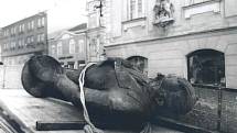 1990. V lednu roku 1990 došlo ke svrhnutí sochy bývalého socialistického prezidenta Klementa Gottwalda. Socha se původně nacházela na mikulovském náměstí. k.