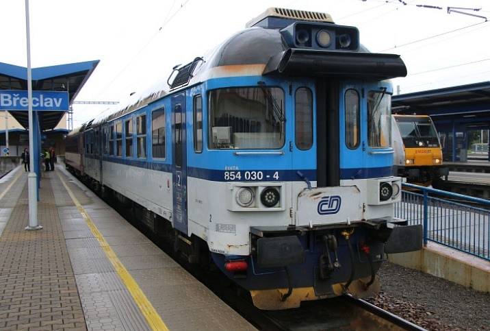 Tragédie na trase mezi Břeclaví a Bořím Lesem. Z osobního vlaku vypadl průvodčí, zemřel.