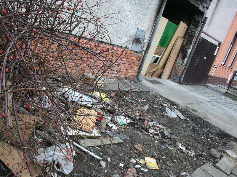 Nádražní ulice v břeclavské městské části Poštorná. Nepořádek před domem č. 20. Majitelka podle lidí z okolí vozí do domu všechno možné.