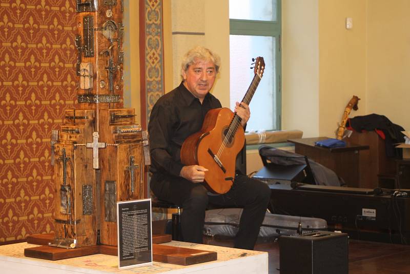 Břeclavký umělec František Varga vystavuje svá díla v břeclavské synagoze.