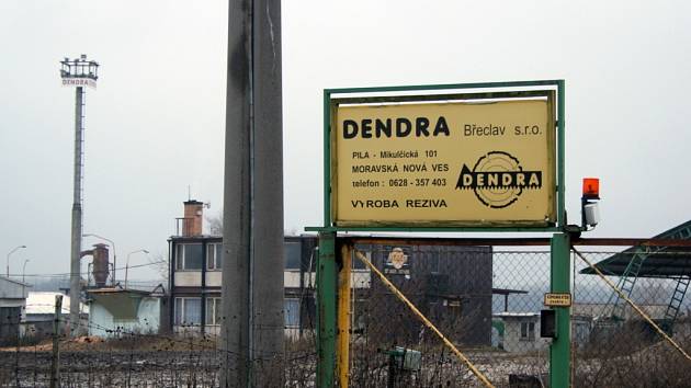 Dřevařský závod Dendra mezi Mikulčicemi a Moravskou Novou Vsí zeje prázdnotou už několik měsíců.