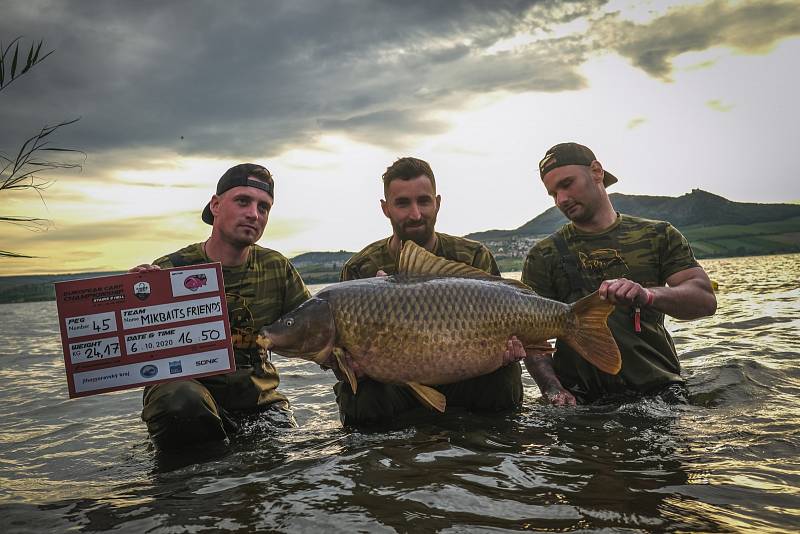 Při závodě chytli úlovek o váze 25 kg