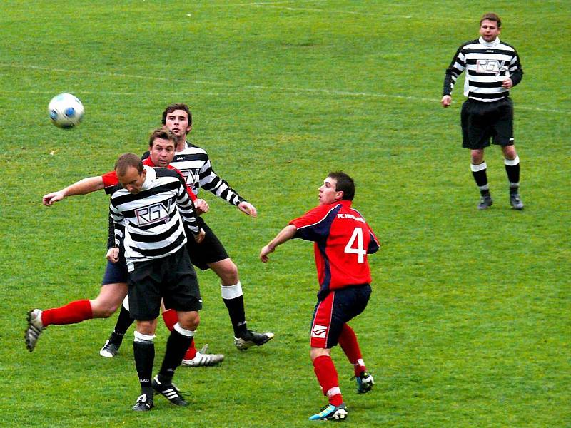 Hustopečští fotbalisté zabrali a stihli s Kosticemi vyrovnat na konečných 2:2.