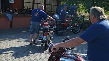 Na svém dovolenkovém výletu se v Šakvicích zastavila parta přátel na klasických motocyklech Jawa.