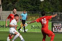 Fotbalisté Lanžhota (v bílém) porazili Velké Meziříčí 4:0.