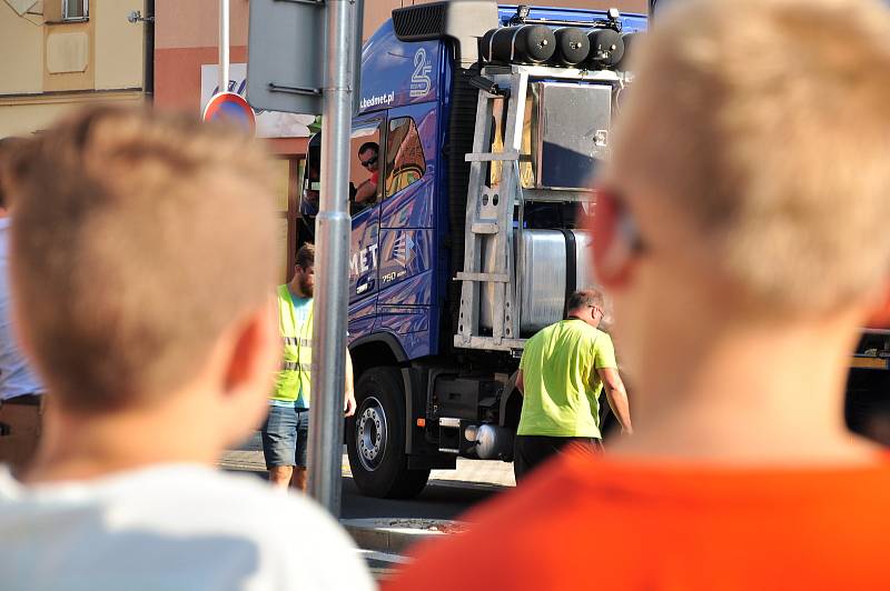 Obří transport míří z Třebíče do Hodonína k slovenským hranicím. Jede až do Velké Británie. Na snímku průjezd přes Pohořelice na Brněnsku.