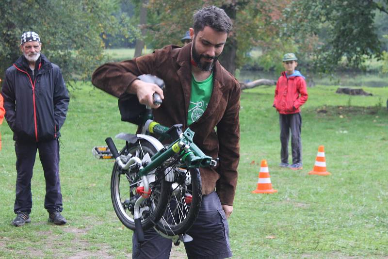 U Janova hradu u Podivína se sešli v sobotu příznivci kola Brompton. Při Festivalu Cyklospecialit se uskutečnil závod, ale i soutěž ve skládání anglických skládacích kol.