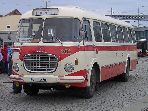 Jaroslav Kulíšek z Krumvíře zasvětil život opravám autobusů. Začínal s 706 RTO (na snímku), zaměstnavatele nikdy nezměnil.