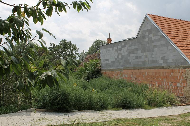 Měšťanský dům v Hustopečích byl příkladem stavby, která dokládala urbanistický vývoj města. Je zaznamenaný na vyobrazení z osmnáctého století, ale patřil vůbec k nejstarší zástavbě Hustopečí. Byl součástí městské části, která lemovala hradby.