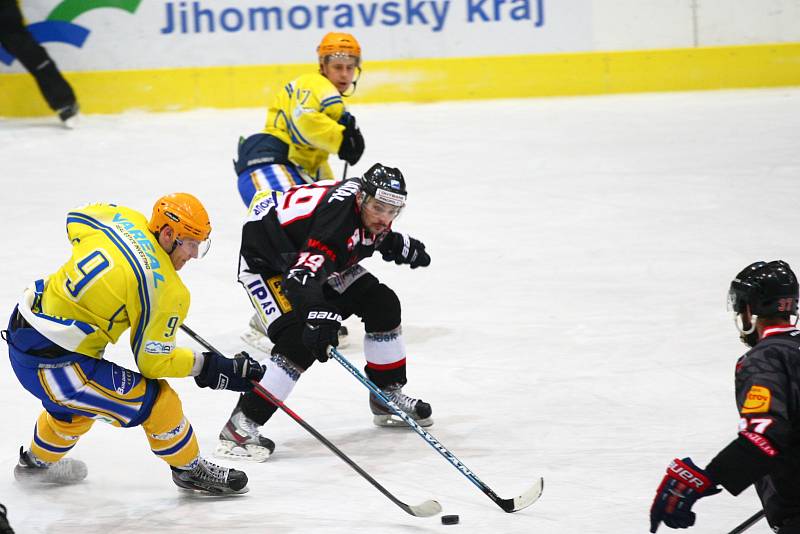 Břeclavští hokejisté (ve žlutém) porazili brněnskou Techniku 3:2 v prodloužení.