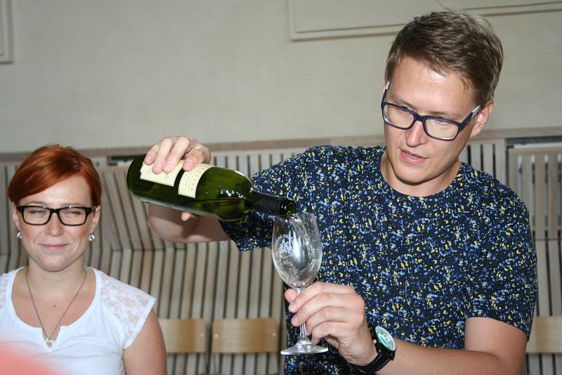 Valtice žily dva dny festivalem Víno bez hranic. K programu patřila ochutnávka moravských a rakouských vín v zámecké jízdárně.