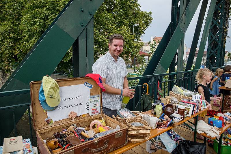 Další z oblíbených břeclavských blešáků lákal třetí srpnový pátek na cukrovarský most.