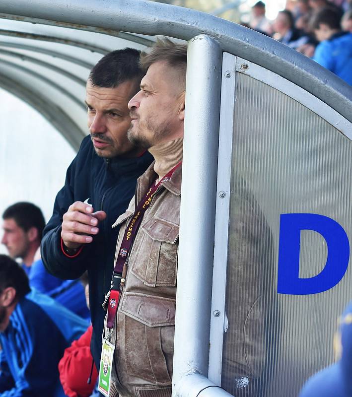 Fotbalisté Lanžhotu (v bílých dresech) porazili v derby Břeclav 2:0.