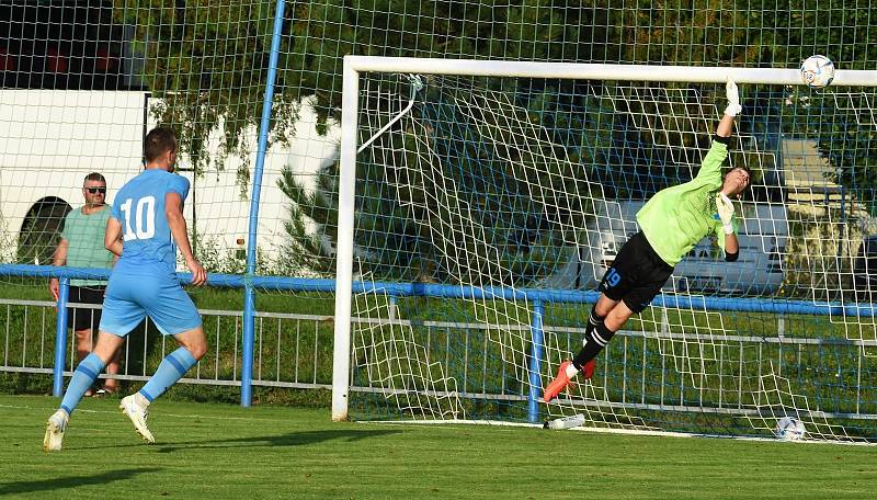 Fotbalisté Lednice (v modrém) podlehli Moravské Slavii Brno 1:2.