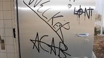 Sprejeři se v Břeclavi zodpovídají z vandalismu na autobusovém nádraží.