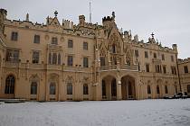 Lednický zámek a zámecký park pokryl v prosinci sníh.