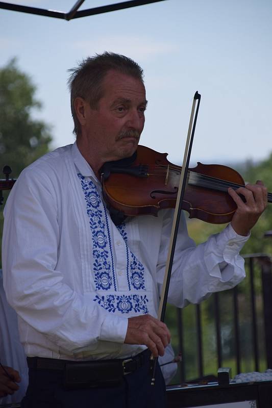 Zahrála i cimbálová muzika Vinica