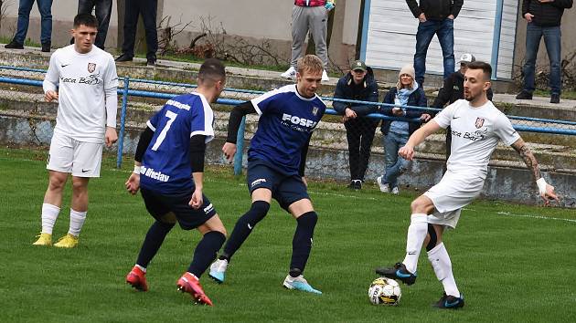Fotbalisté Břeclavi (v modrém) remizovali s Lanžhotem 0:0.