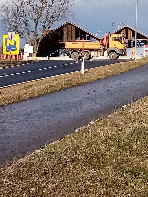 Na hraničním přechodu Mitterretzbach–Hnanice je betonová zábrana. Řidiči neprojedou.