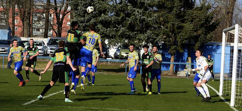 Fotbalisté MSK Břeclav (ve žlutomodrém) porazili v 17. kole Divize D celek Bzence 4:1.