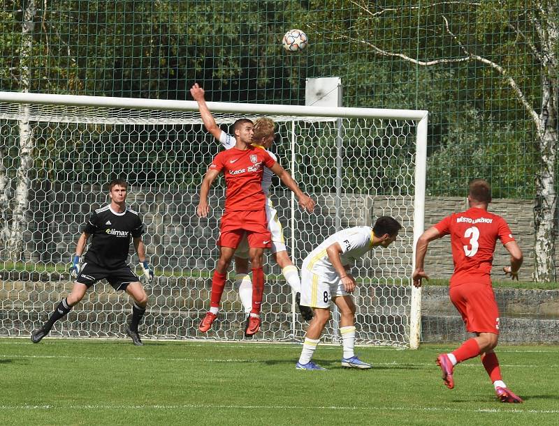 Fotbalisté Lanžhota (v červených dresech) podlehli prvoligovému Zlínu 0:2.