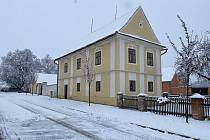 Budova fary v Březí na Mikulovsku je od roku 1958 památkově chráněná.