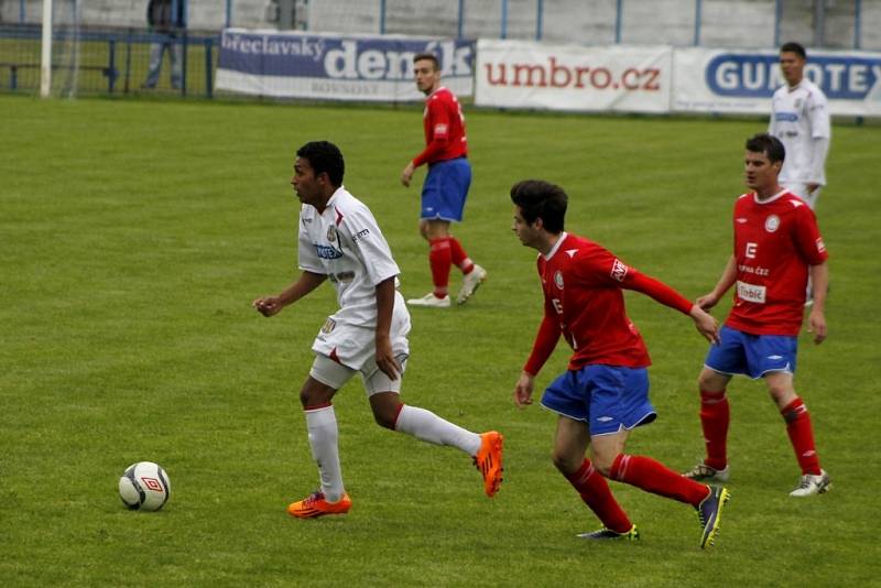 Břeclavští fotbalisté (v bílém) doma nedali Třebíči gól.