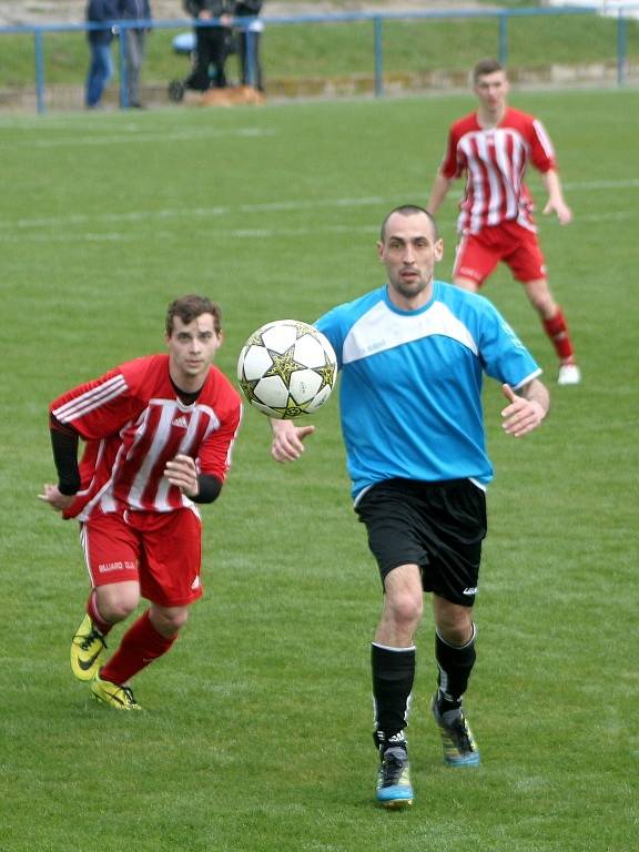 Fotbalisté Velkých Pavlovic (v červeném) si doma snadno poradili s Rohatcem. 